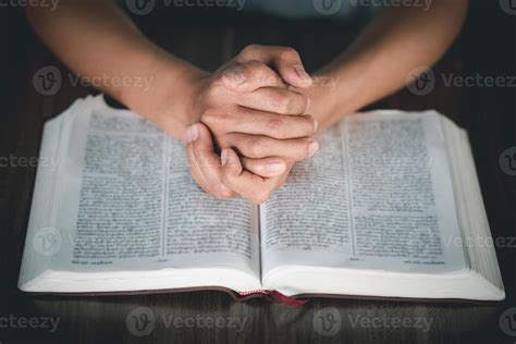 Manos De Mujer Rezando A Dios Con La Biblia 3054688 Foto De Stock En Vecteezy