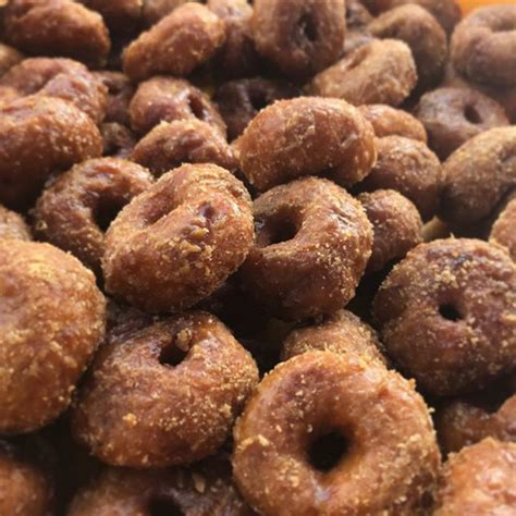 Kuih keria gula melaka ni sama seperti kuih keria yang biasa cuma keistimewaannya, kuih ni menggunakan gula melaka sebagai ganti kepada gula putih biasa. Keria Gula Melaka Puncak Jalil, Seri Kembangan - Terowong ...