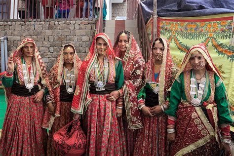 Traditional Dress of Himachal Pradesh For Men & Women ...