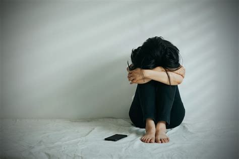La Mujer De La Depresión Abraza Su Rodilla Y Llora Triste Mujer