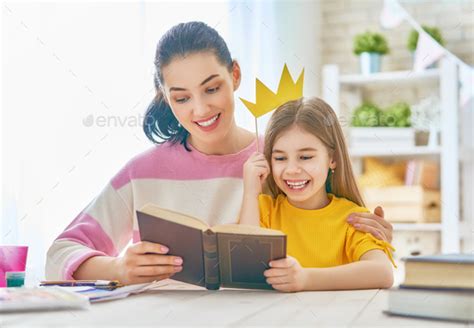 These awesome children rescued their moms & dads during emergencies. Mom and child reading a book Stock Photo by choreograph ...
