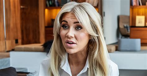 Isabella blondinbella löwengrip är en svensk entreprenör och bloggare. Isabella Löwengrip bröt ihop i lekparken | ELLE