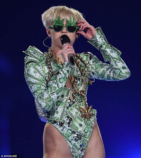Miley Cyrus Asks Fans To Kiss Members Of Same Sex During Bangerz Tour London Show Daily Mail