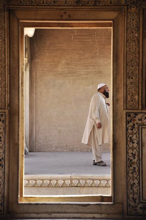 homme musulman arabe avec le chapelet priant pour l aide photo stock image du user islam