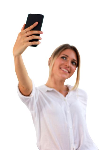 portrait d une jeune femme séduisante faisant selfie photo sur smartphone sur fond transparent