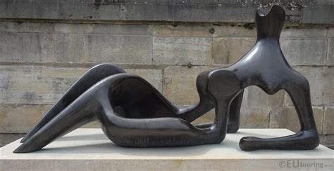 Reclining Figure sculpture inside Jardin des Tuileries - Page 81