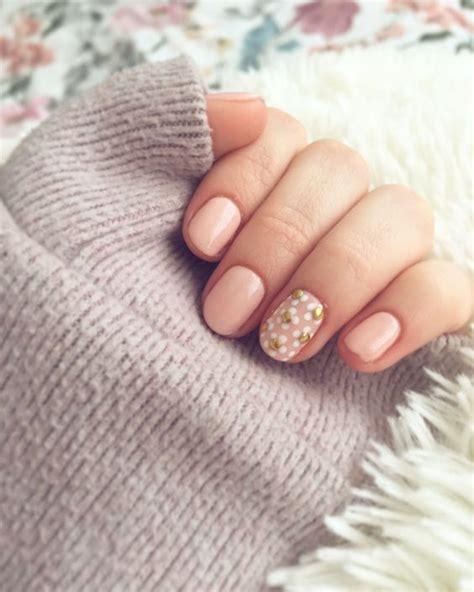 Pink Manicure With Daisies Pink Manicure Daisy Nail Art Manicure