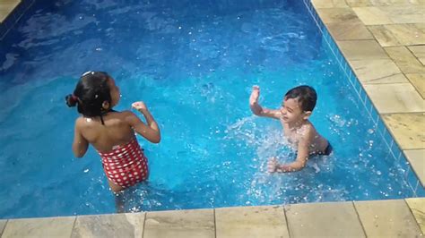 Brincando Na Piscina Youtube