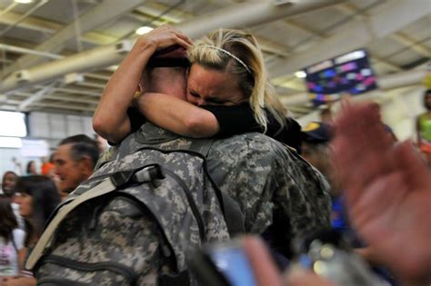 30 Touching Photos Of Soldiers Returning Home To Their Families