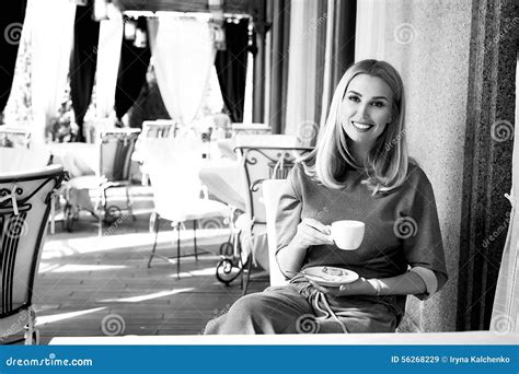 Piękna Seksowna Blond Biznesowej Kobiety Napoju Kawy Restauracyjna Herbata Obraz Stock Obraz