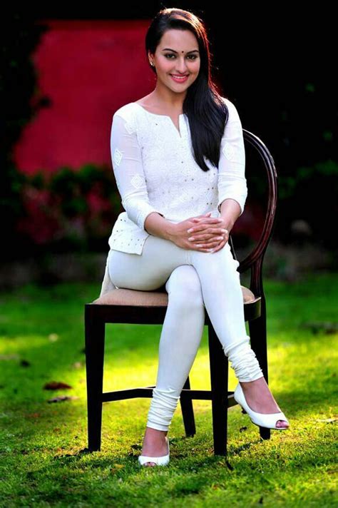 Sonakshi Sinha Cute Photos Veethi Bollywood Girls Indian Bollywood Actress Indian Actress