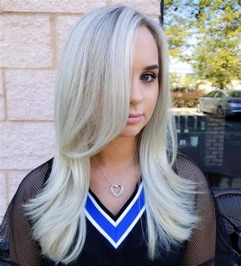 Best hairstylrs for short forehead. 20 Best Hairstyles for Big Foreheads to Enhance Your ...