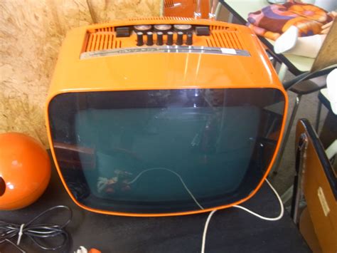 Equity had expanded quickly with purchases of many small stations in the early 2000s, but by 2008, the company was struggling to meet its obligations. Retro oranje televisie, merk Indesit. Prijs € 45.00 ...