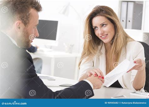 chefe que seduz seu empregado no terno foto de stock imagem de intimidade saliência 90945682