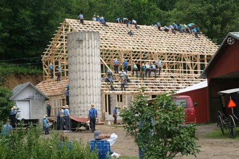 Raising A Barn Amish Style Near Westby Wi Amish Barns Amish Farm