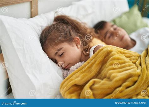 Hermano Y Hermana Acostados En La Cama Durmiendo En El Dormitorio Foto