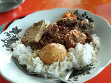 Warung matus bangkalan / warung amboina sudah ada sejak tahun 1965. Warung Amboina di Bangkalan, Tawarkan Nasi Petis Sejak 1960-an