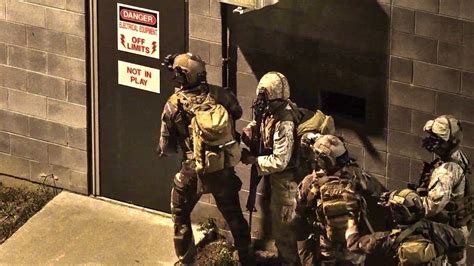 Special Operations Marines Raid Compound Youtube