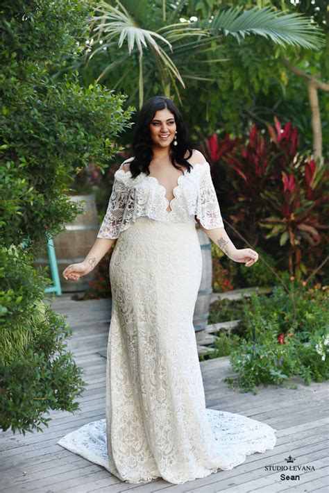 Wedding gowns focussing on curvy girls in plus sizes from a size 18uk upwards. Where to Find: Plus Size Wedding Dresses | OneFabDay.com ...
