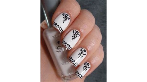 Las uñas decoradas con diseños geométricos son simples e interesantes. Uñas blancas decoradas facil - YouTube
