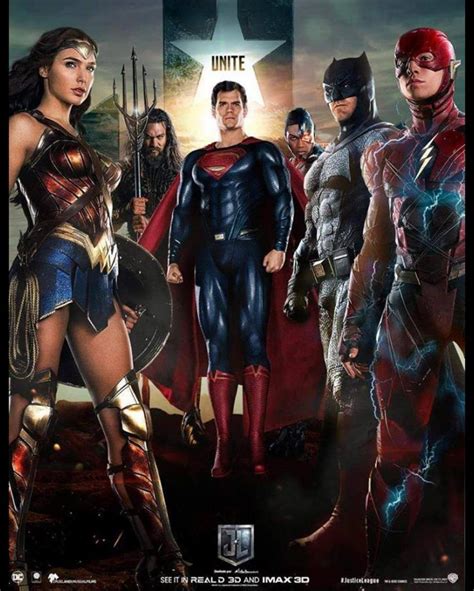 The team was conceived by writer gardner fox as a revival of the justice society of america, a similar team from dc comics from the 1940s which had been pulled out of print due to a decline in sales. Superman aparece no novo poster de "Liga da Justiça"