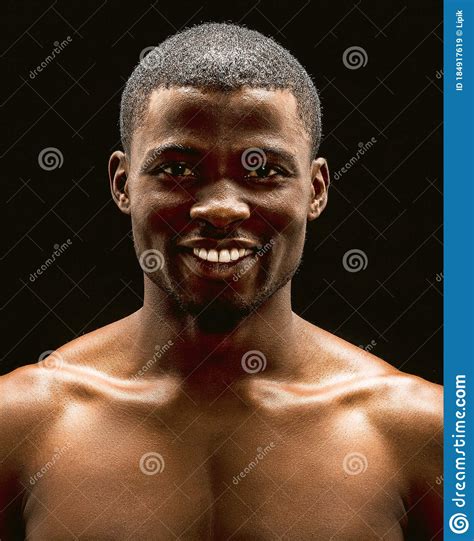 Desnudo Hombre Afroamericano Sexy Sonriendo Sobre Fondo Negro Vista