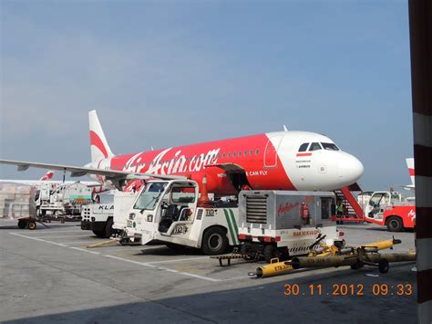 Naik kapal terbang yang berbeza. Dari KLIA ke Soekarno-Hatta, Jakarta Bersama Air Asia ...