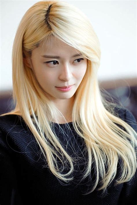Pin By A2c On Kwon Nara 권나라 Blonde Asian Hello Venus Beauty