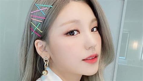Itzys Yeji Shows Off Lovely Selfies With Colorful Hair Pins Kpopmap