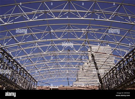 Construction Workers Completing Steel Roof Trusses Stock Photo Alamy