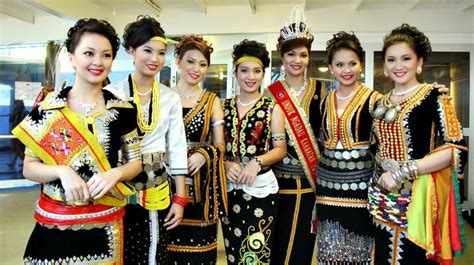 Kaum etnik kadazandusun ini menggunakan pelbagai bahasa dan dialek dengan pelbagai. Momento: Sabah : The Ethnic & People I