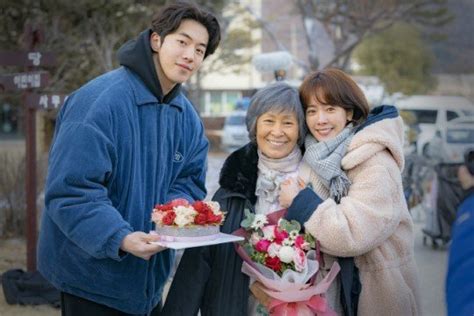 매드 독 작가 하리보 총편수 총 10화 조폭이라는 집안 내력으로 '평범한' 일상에 집착하는 하민. '눈이 부시게' 작가 누구? '개그콘서트' 작가 출신 - 머니투데이