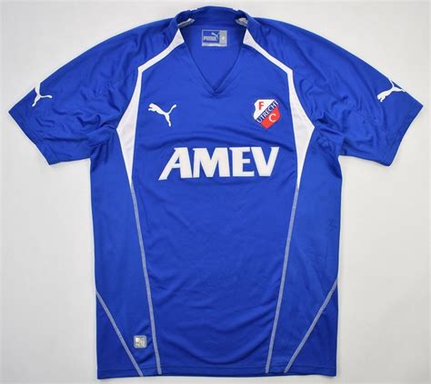 Er entstand 1970 aus dem zusammenschluss dreier utrechter vereine und spielt seither ununterbrochen in der höchsten niederländischen spielklasse, der eredivisie. 2004-05 FC UTRECHT SHIRT M Football / Soccer \ European ...