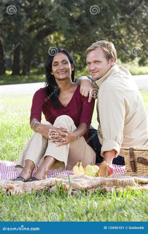 Zwischen Verschiedenen Rassen Paare Die Picknick Im Park Haben