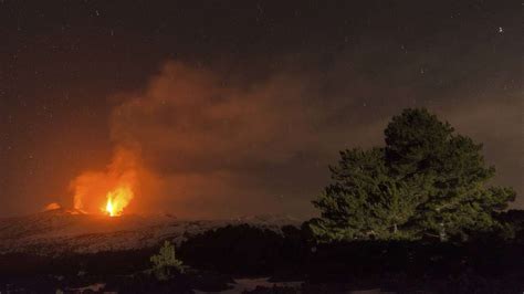 Vulkan Ätna Spuckt Wieder Lava