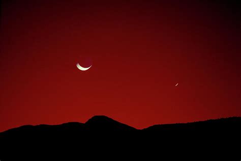 Crescent Moon With Mercury In Morning Sky Photograph By Magrath