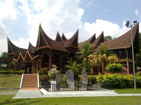 Penyebaran penduduk dan perkembangan kebudayaan minangkabau, menurut tambo yang sesuai dengan suriah landar yang dapat dilihat, bermula dari pariangan padang panjang yang menjadi tampuak alam minang kabau. Tempat Menarik di Negeri Sembilan | Blog Sihatimerahjambu