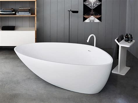 Freistehende badewannen ohne überlaufloch in zeitlos modernen designs. Freistehende Badewanne Asymmetrisch / Steinkamp Loft ...