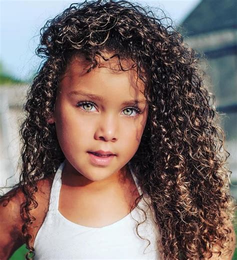 Beautiful Baby Girl With Green Eyes And Curls Idées De Coiffures