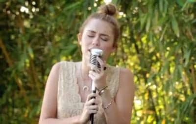 Свали песен свали клип свали субтитри. Video Premiere: Miley Cyrus' 'Jolene' From Backyard Session