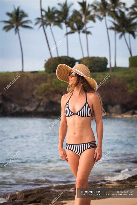 Mid Adult Woman Wearing Sunhat And Bikini Strolling On Beach Maui Hawaii Usa — Sun Hat