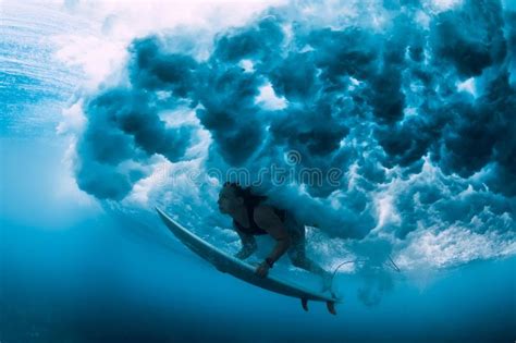 Femme De Surfer Avec La Planche De Surf Avec Le Ressac De Dessous Sous
