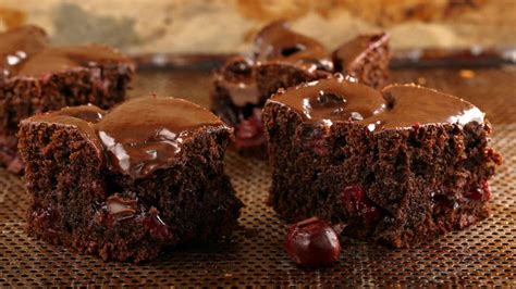 Lasciare la torta al cioccolato bimby a temperatura ambiente per almeno mezz'ora prima di servire. Torta al cioccolato e ciliegie - Ricette Bimby