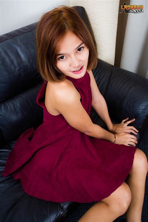 La T Girl Asiatica Senza Mutande Nok Si Spoglia Del Suo Vestito Rosso E Allarga Le Sue Grandi
