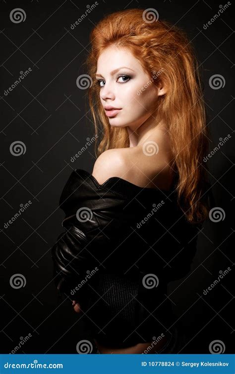 Retrato Da Mulher Nova Bonita Do Redhead Foto De Stock Imagem De Europeu Pessoa 10778824