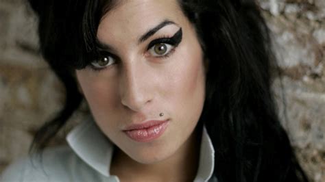 Riesige auswahl an cds, vinyl und mp3s. Amy Winehouse Biography: Career of 'Rehab' Singer ...