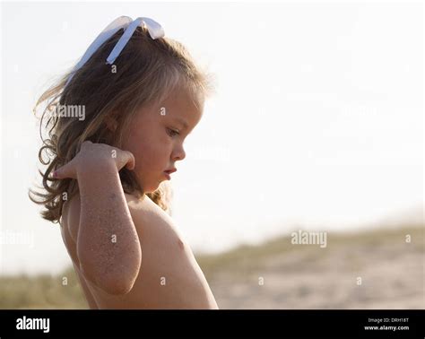 Petite fille sur une plage Banque de photographies et dimages à haute