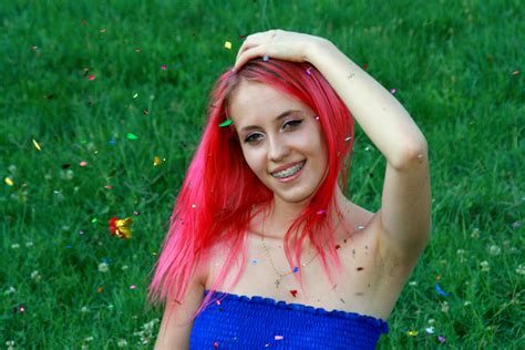 무료 이미지 잔디 사람 소녀 여자 사진술 목초지 꽃 초상화 모델 녹색 빨간 의류 레이디 담홍색 헤어