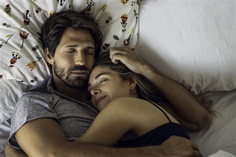 ≡ What Your Preferred Cuddle Position Says About Your Relationship