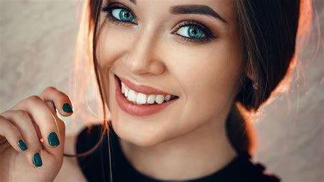 Sexy Smiling Blue Eyed Brunette Girl Wallpaper 3477 1600x900